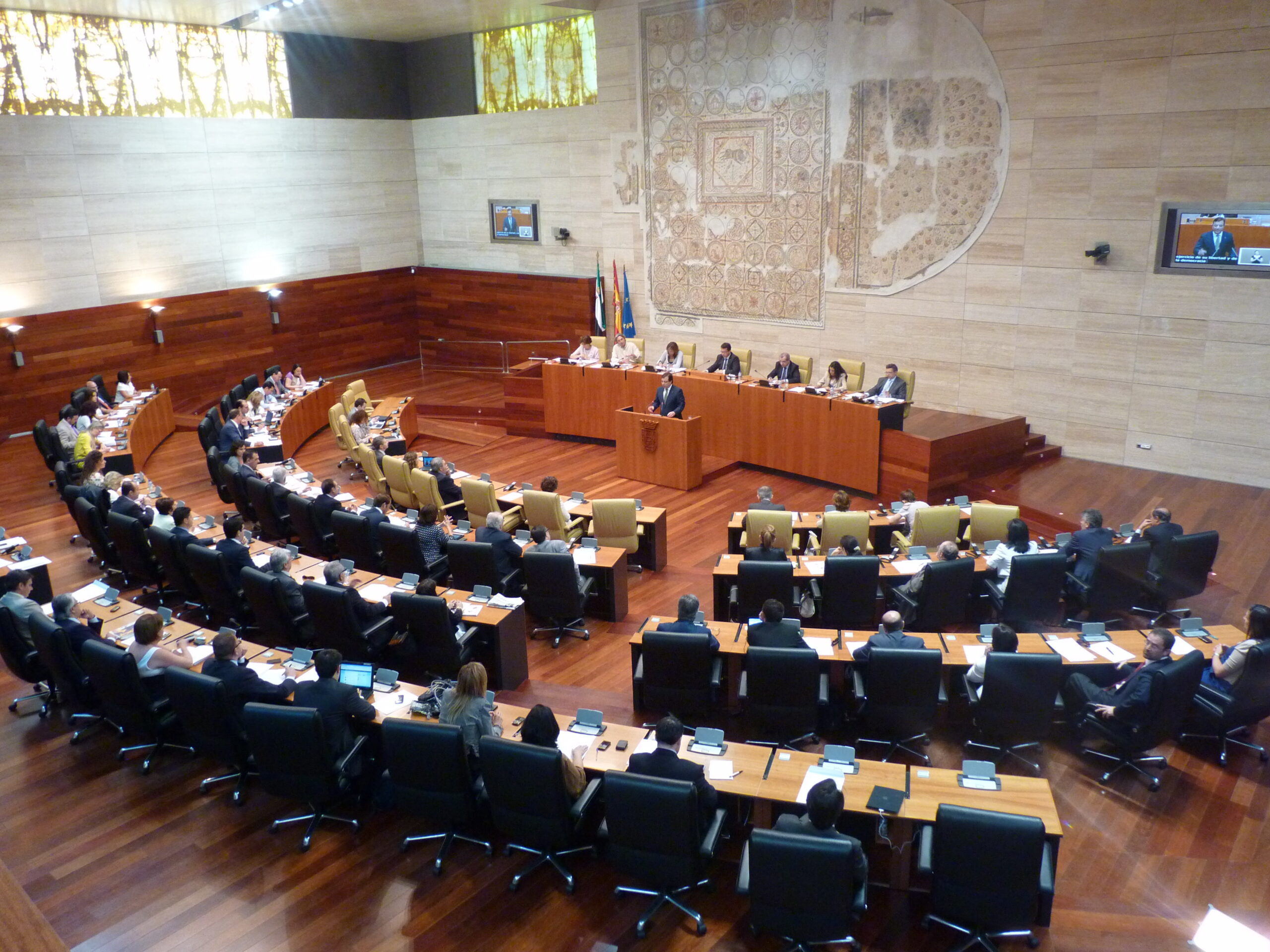 El Pleno de la Asamblea de Extremadura scaled